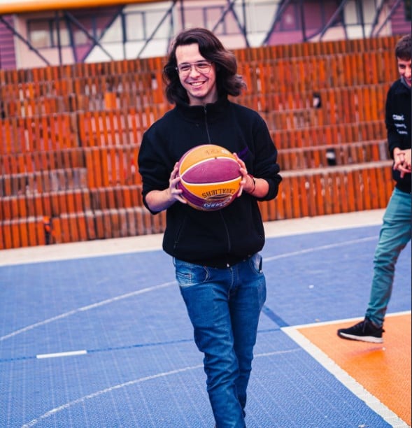 An image of Try playign basketball with his teammates.