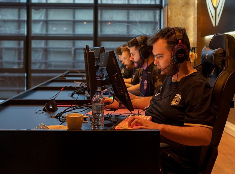 Case Esports surpreende e coloca todo elenco no banco de reservas