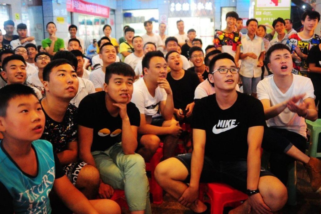 Chinese fans watching esports