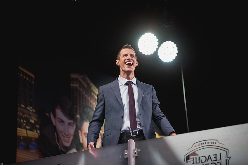 CaptainFlowers kündigt an, dass er die Worlds 2021 nicht casted