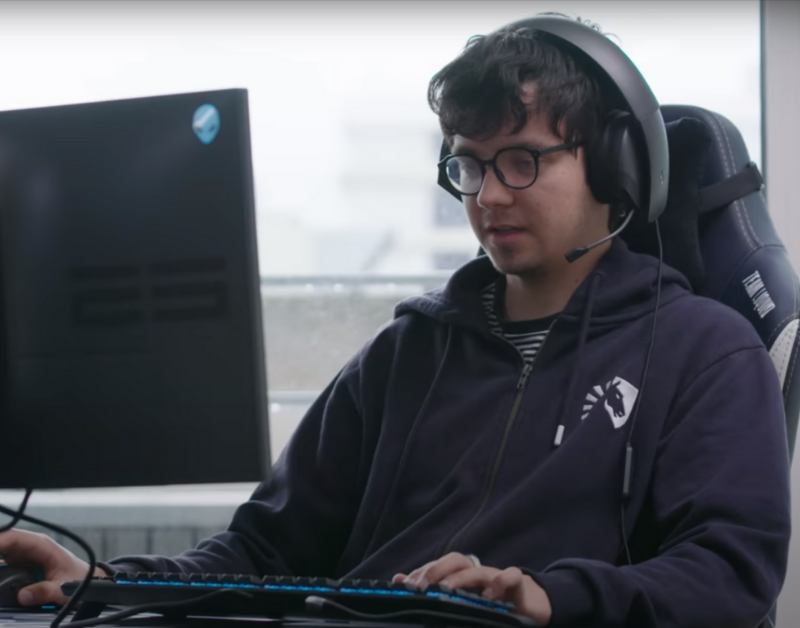 Keine Tastatur? Kein Problem! Blitz übertrumpft Asa Butterfield in einem 1v1-Dota-2-Match auf urkomische Weise
