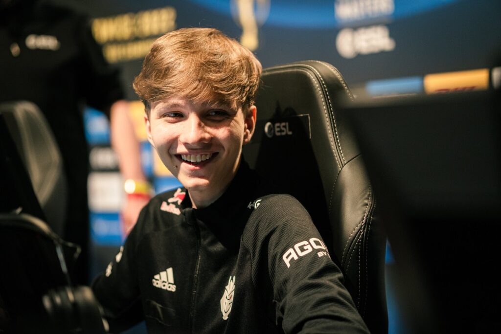 mONESY CS: GO Crosshair and viewmodel settings