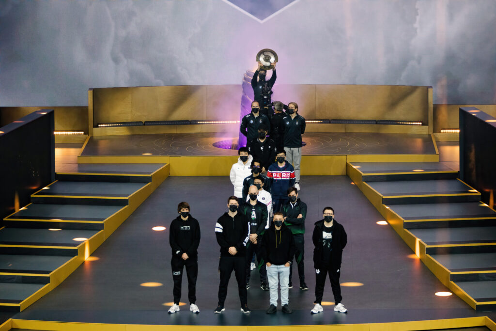 A Decade of TI Champions Pass the Aegis in TI10 Opening Ceremony