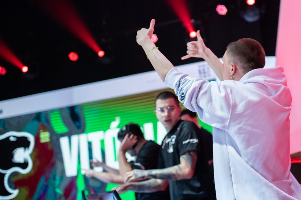 FURIA elimina a Sharks e se classifica para os playoffs do LCQ SA