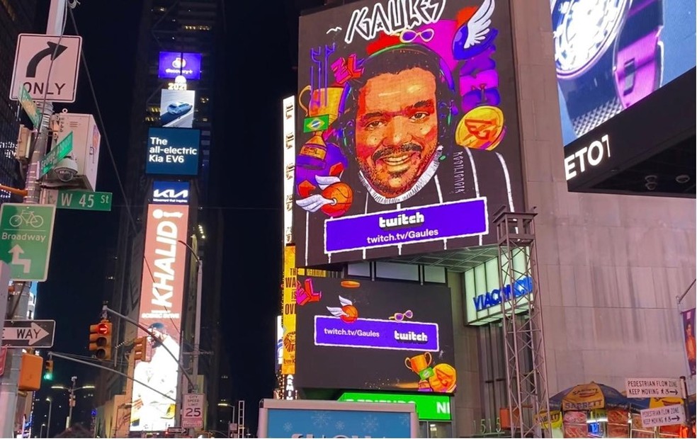 Com ação na Times Square, Gaules e Twitch renovam contrato