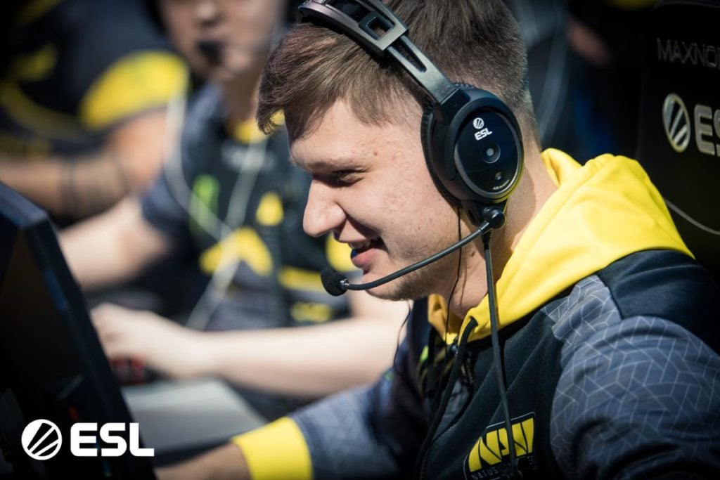Here are S1mple's crosshair and video settings.