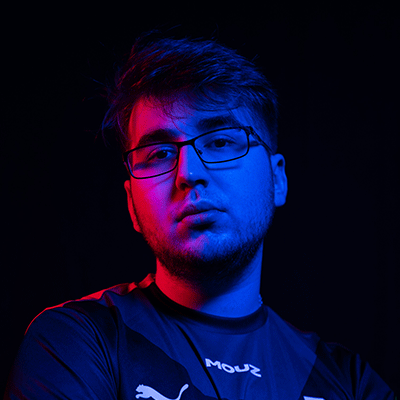 MOUZ promove torzsi ao elenco principal e coloca acoR no banco de reservas