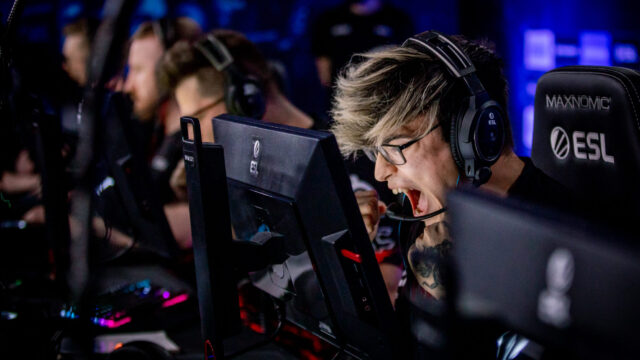 Twistzz:  "I think everyone in this team plays under the pressure well. People can expect a good FaZe showing in the playoffs." 