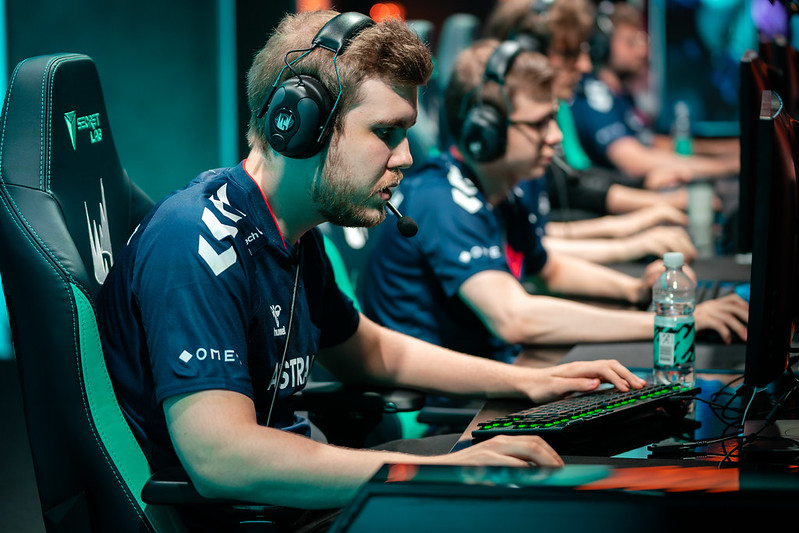 Astralis win first game of LEC 2022 by defeating the previously undefeated Rogue