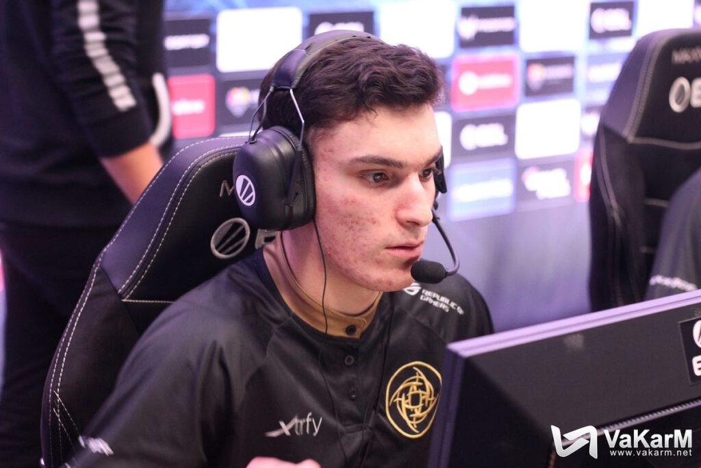 Plopski CS: GO Crosshair and viewmodel settings