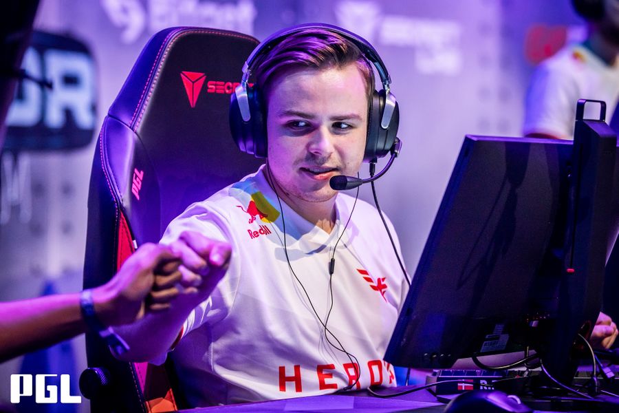 Sjuush CS: GO crosshair and viewmodel settings