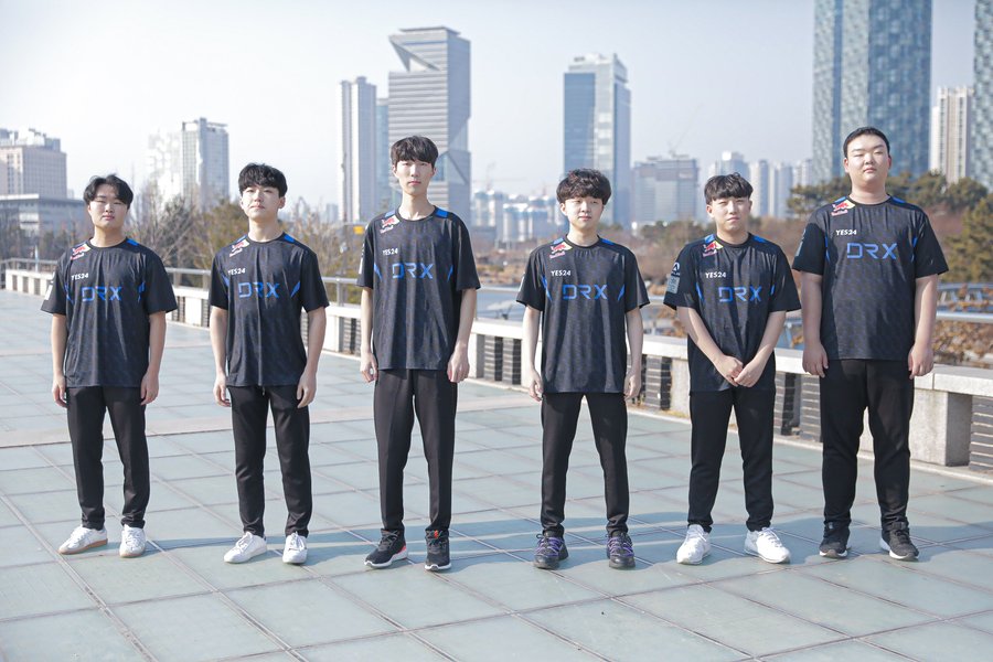 Vision Strikers Valorant squad in their new DRX-VS Jerseys.