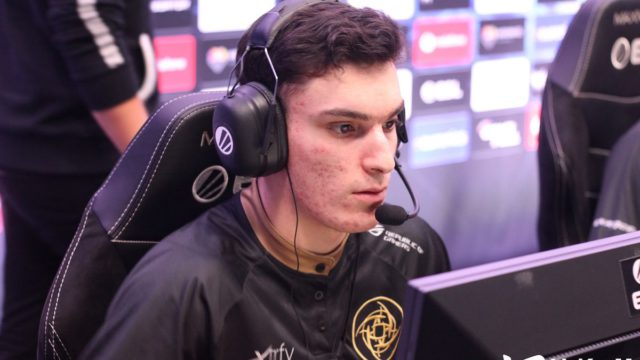 Crosshair e viewmodel de Plopski no CS:GO