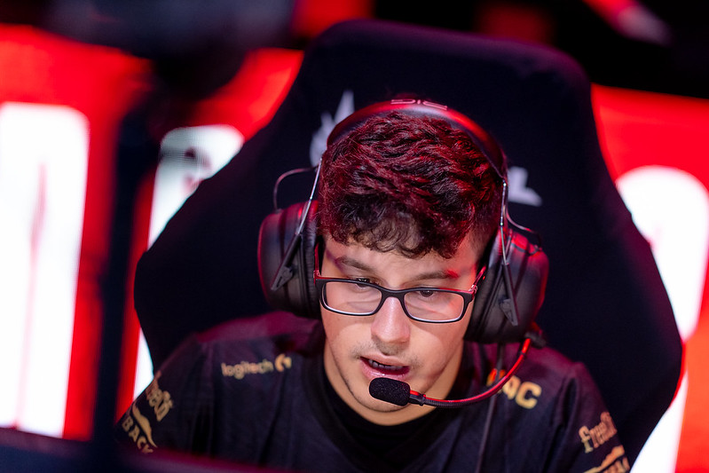 “Eu me vi um pouco nele”, diz Grevthar sobre estreia de Betão como titular