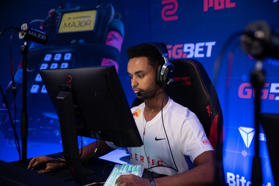 refrezh CS: GO Crosshair and viewmodel settings