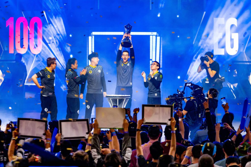 Evil Geniuses LCS trophy lift