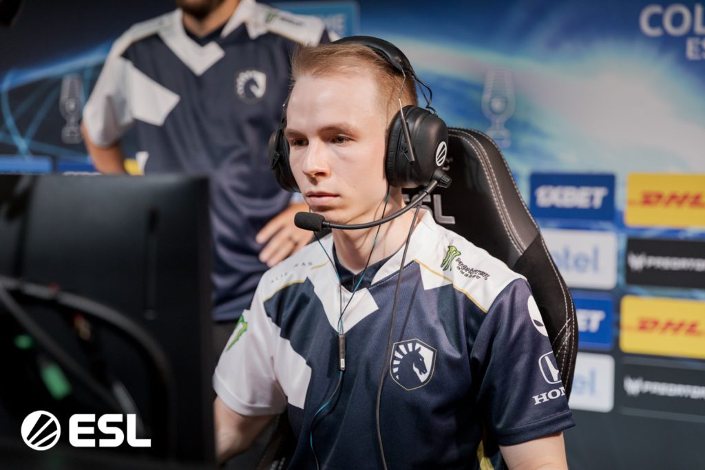 Elige CSGO crosshair and viewmodel settings. Elige in a Team Liquid jersey at LAN.