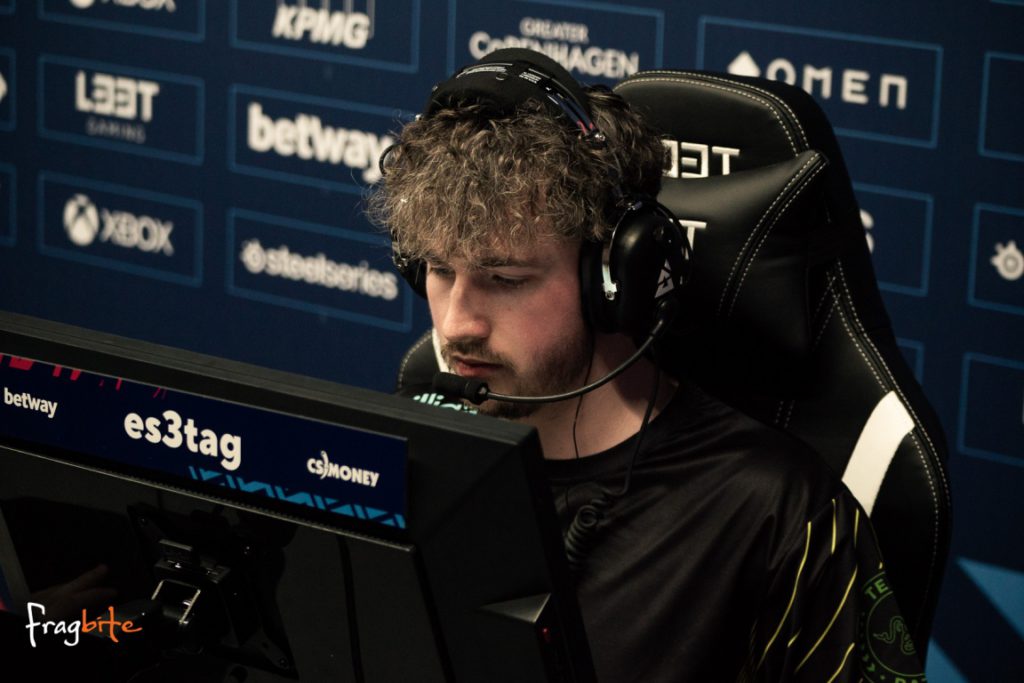 Here are Es3tag's CS: GO crosshair, viewmodel and CS: GO video settings.