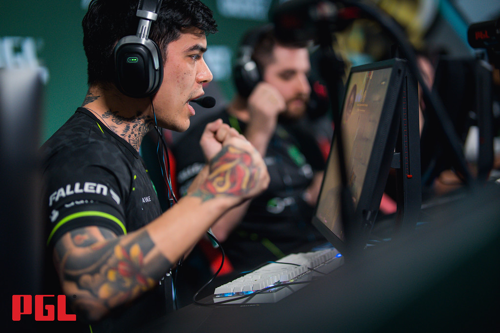 Na Bélgica, fnx é reconhecido na rua por noite na balada