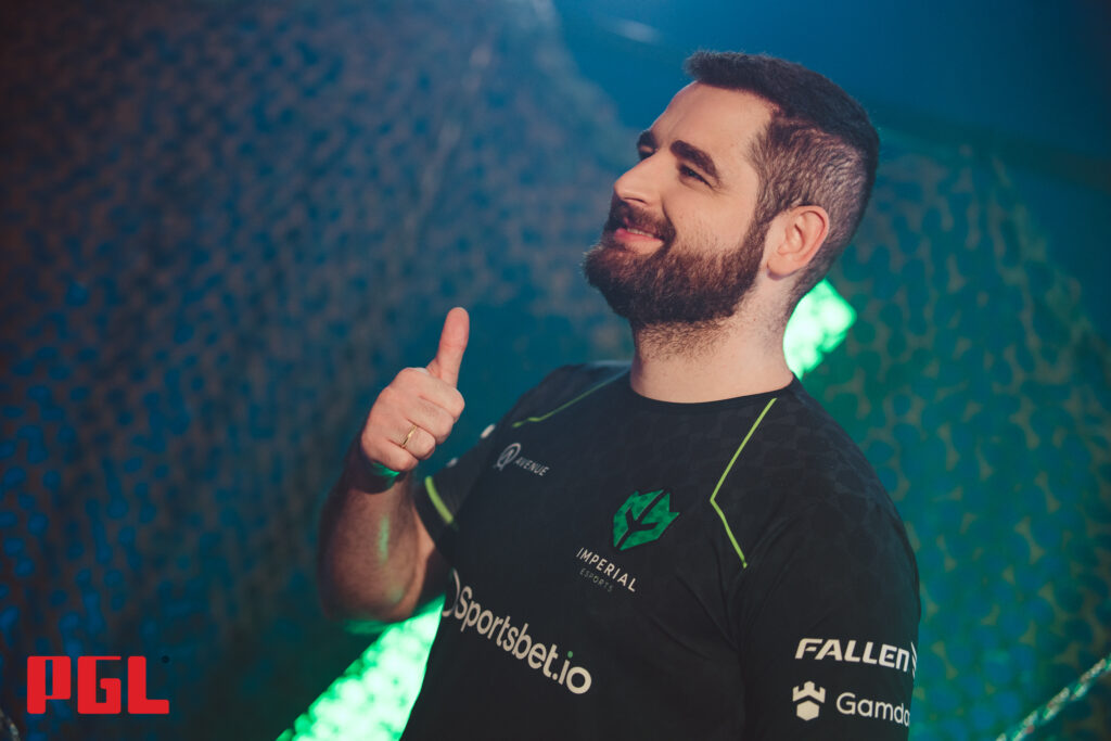 FalleN troca camiseta com jogador da IHC, que responde que assistia o brasileiro desde novo