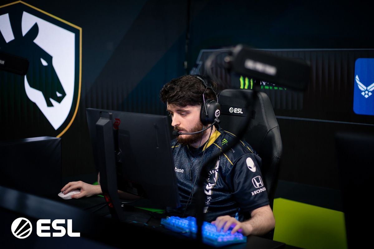 NAF’s CS: GO Crosshair and viewmodel settings