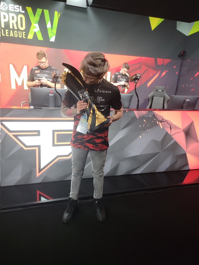 Twistzz CS: GO Crosshair and viewmodel settings