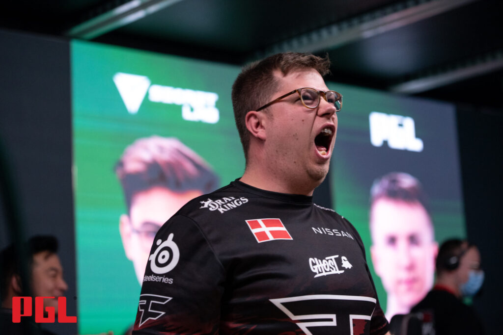 KarrigaN’s CS:GO crosshair and video settings