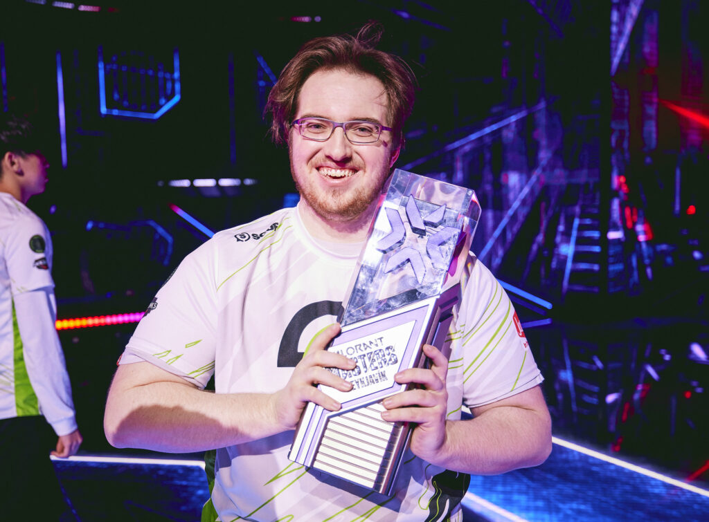 OpTiC Yay hugging the VCT Masters Reykjavik trophy after winning the first Challengers event of 2022.