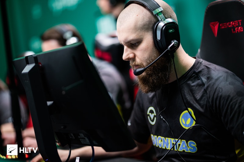 f0rest ensina “bunnyhop” para KRIMZ no meio de jogo contra a Heroic