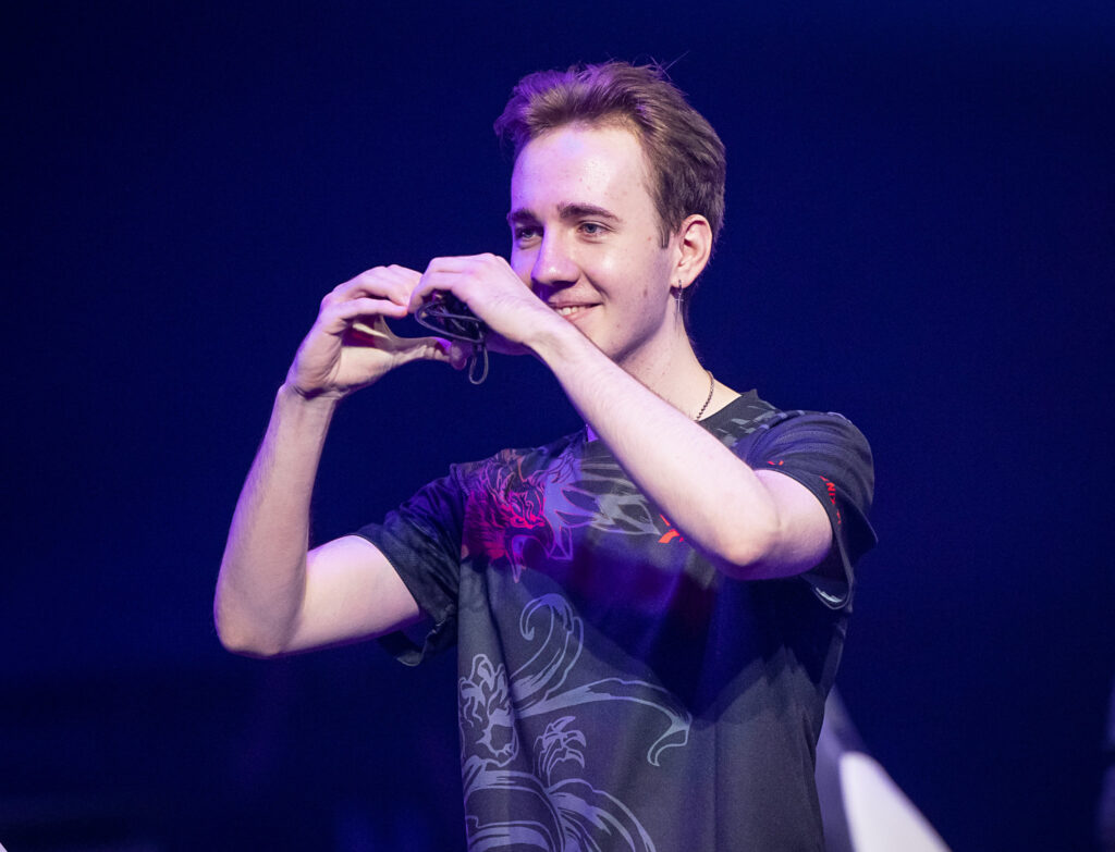 SUYGETSU Valorant crosshair and video settings