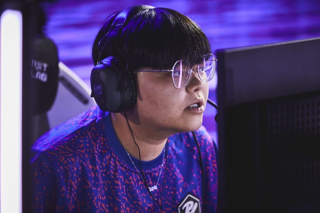 D4V41’s Valorant crosshair and video settings