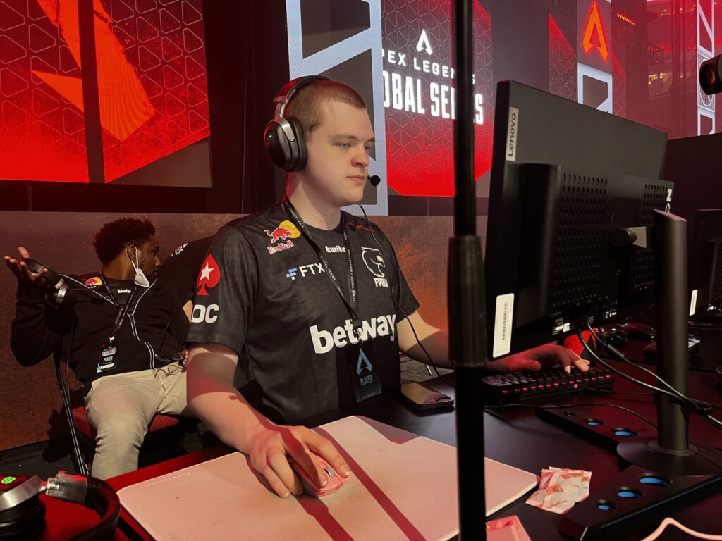 HisWattson continues Apex domination in Twitch Rivals