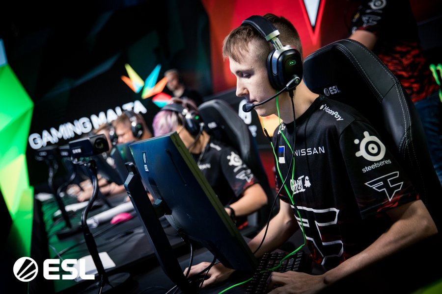 FaZe and Team Liquid survive First Playoffs Matches at EPL 16