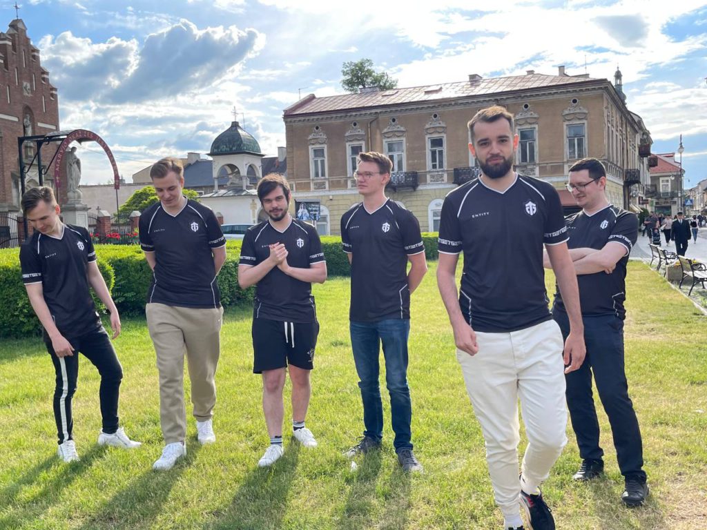 Entity squad photo taken before winning regional qualifiers (Image by Entity Twitter)
