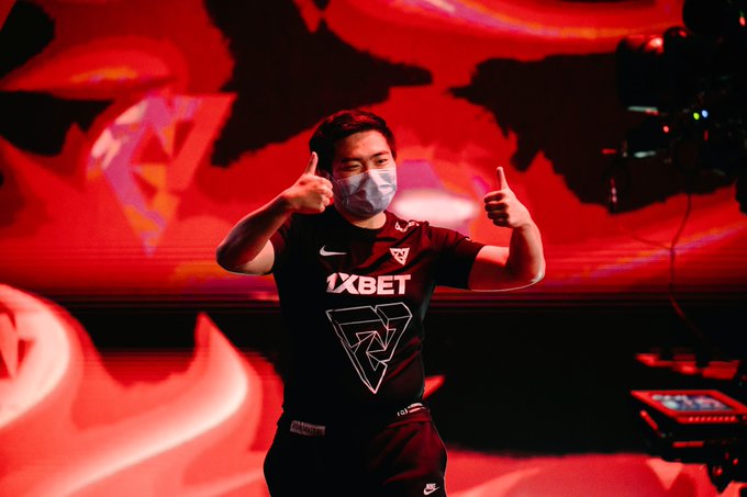 Sneyking Thumbs up to the crowd at the Suntec City - TI11 Playoffs