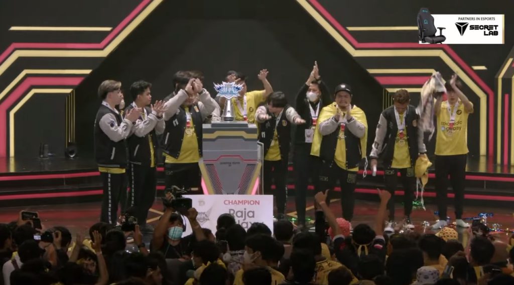 Onic with their trophy after winning the MPL Indonesia Season 10