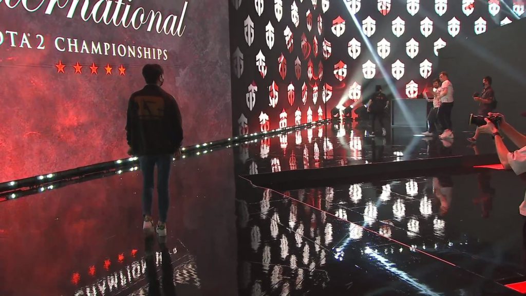 xNova walking alone on the stage after losing to Entity for the post-game handshakes.