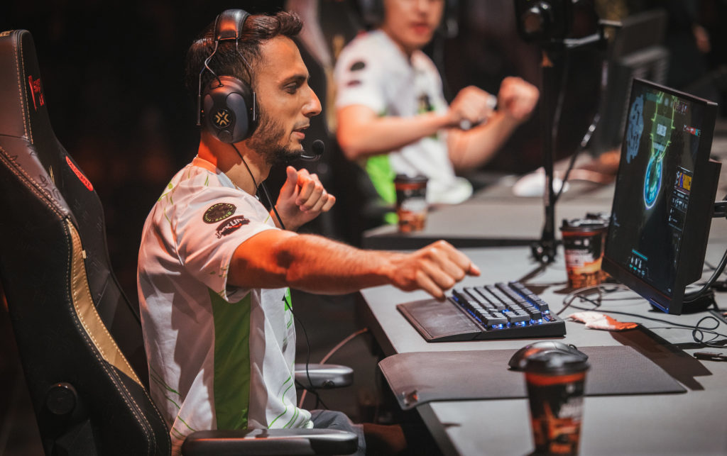 FNS air-fistbumping teammates at VCT Istanbul