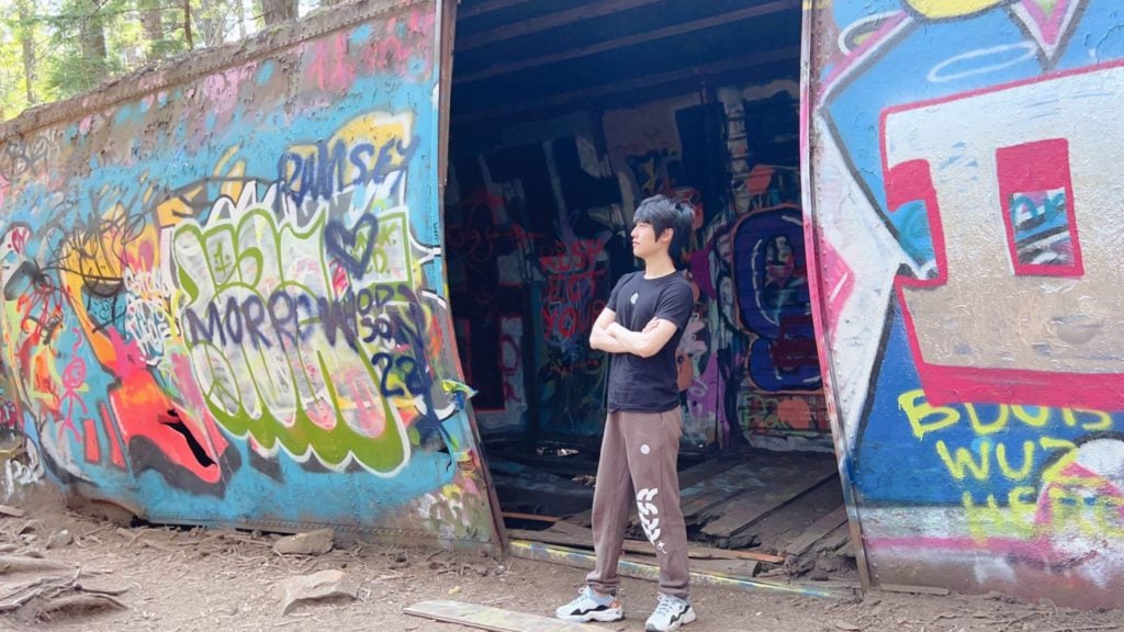 Dubu posing wearing TSM merch when he was still under contract with the org.