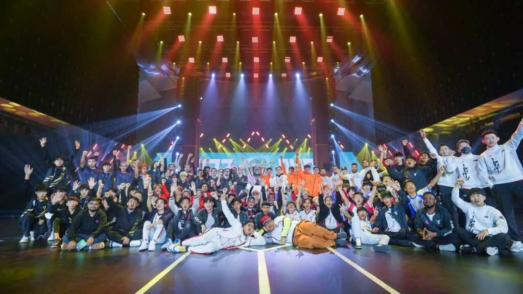 All teams posing with the PMGC 2022 trophy