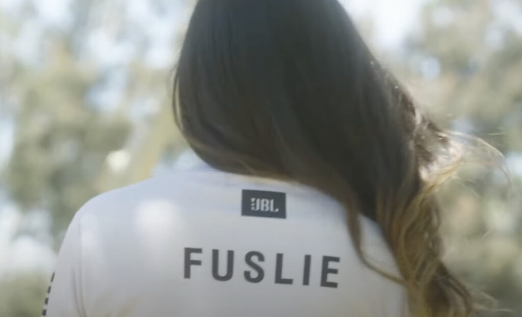 Fuslie in a 100 Thieves jersey (Image via Fuslie)