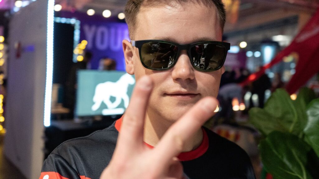 An image of Snappi wearing goggles and with the V symbol into the camera