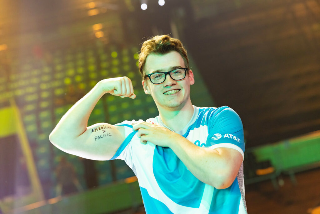 Cloud9 Zellsis showing off his biceps. He's wearing the iconic Blue and White Cloud9 jersey.