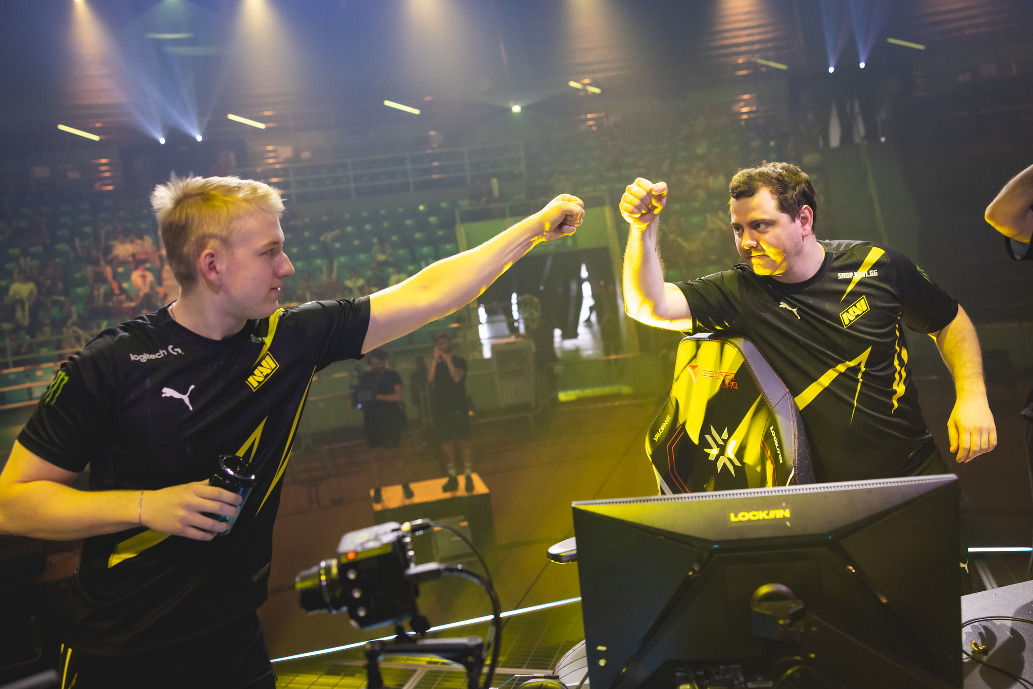 ANGE1 fistbumping with Zyppan