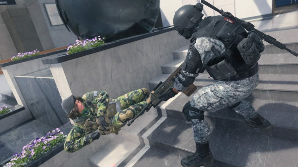An Operator takes down his opponent from behind to perform a finishing move in MW2.
