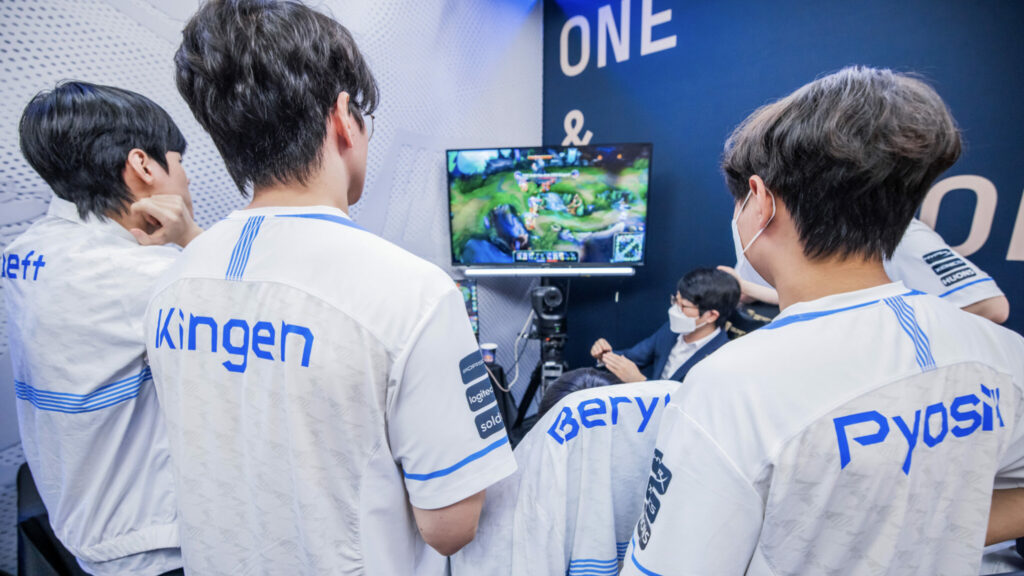 Be in the room with your favorite teams - Image via Riot Games