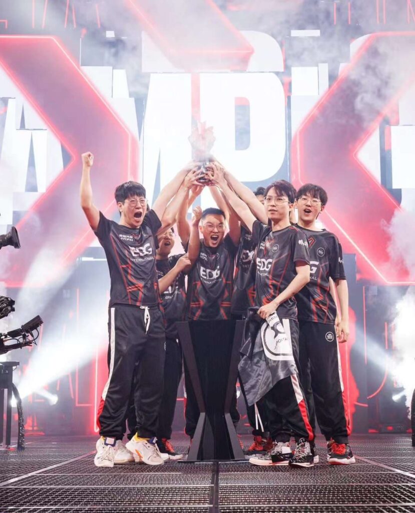 EDG hoists the trophy after a victory in the VALORANT Champions China Qualifier.
