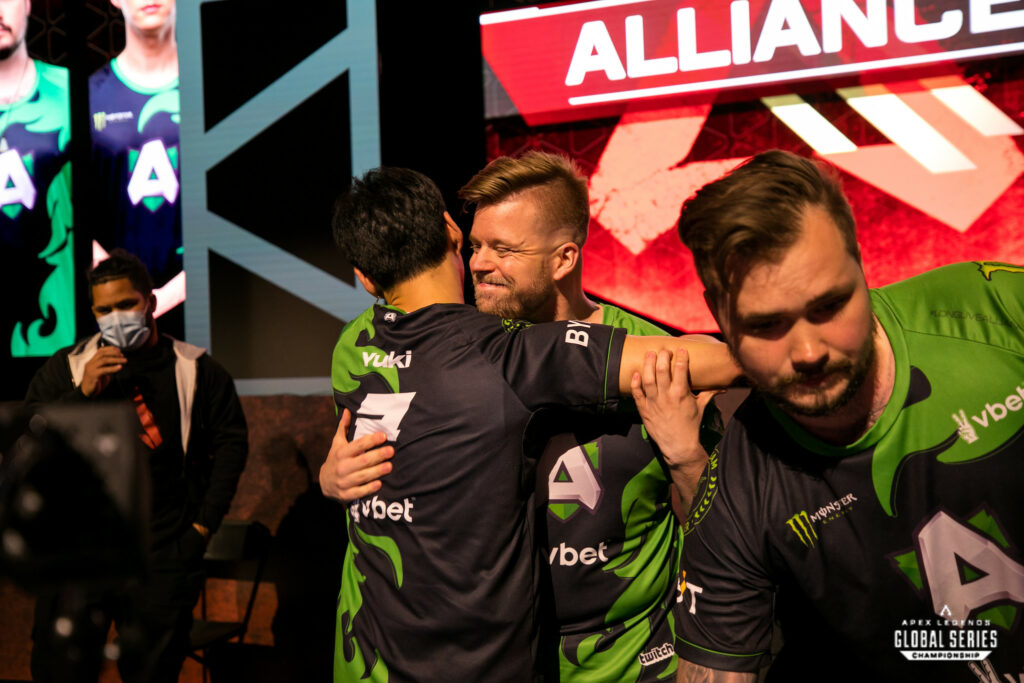 Alliance Manager Pontus hugs Yuki in ALGS Raleigh 