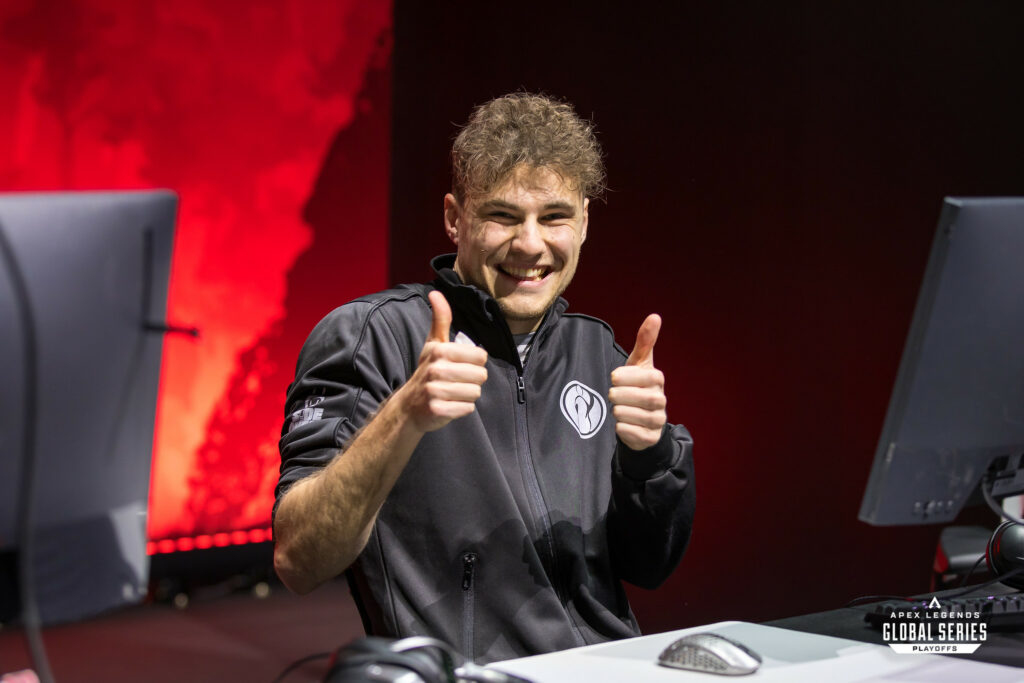 Noiises gives a thumbs up to the camera