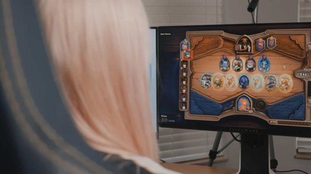 Slysssa playing Hearthstone Battlegrounds